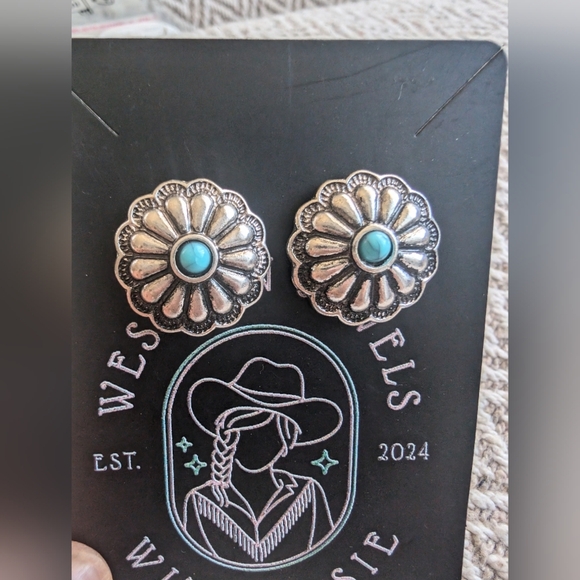 Western Jewels -Studs Silver and Turquoise Earrings - Picture 4 of 7
